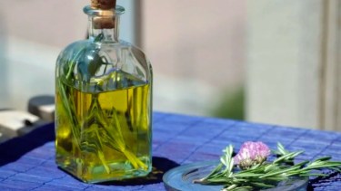 Se deben tomar tres tragos de caña con ruda macho en ayunas para mantener la tradición. 