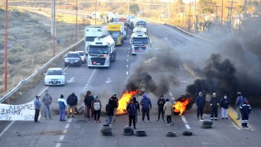 Los trabajadores afiliados a UATRE cortarán la Ruta 22 para reclamar por los salarios para la poda. (Foto Néstor Salas)