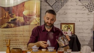 De Alaska a Plottier, el hombre que más sabe de tés contagia la pasión por esta bebida popular