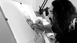 Serafín muestra los originales que ilustraron los libros del Indio Solari