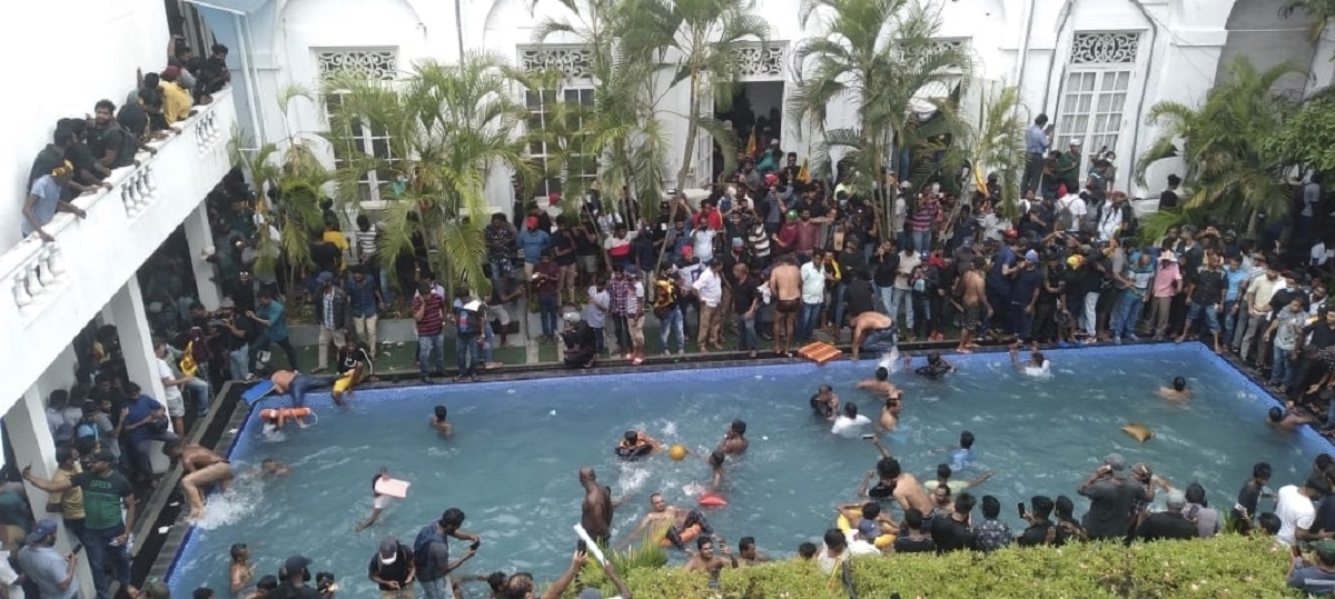 Manifestantes nadan en una piscina de la residencia oficial del presidente en Colombo, Sri Lanka. Foto: AP  