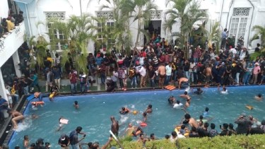 Manifestantes nadan en una piscina de la residencia oficial del presidente en Colombo, Sri Lanka. Foto: AP  