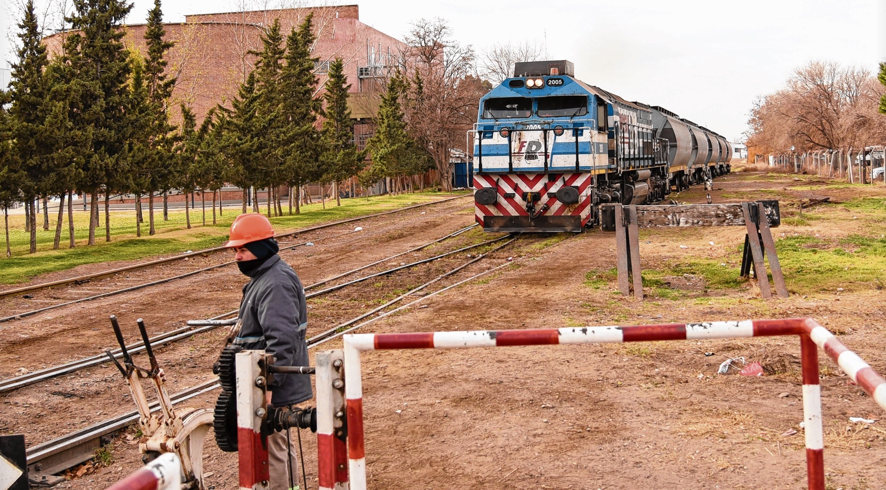 El tren de cargas realiza servicios focalizados y sólo llega hasta Colonia Valentina en Neuquén. (Florencia Salto)