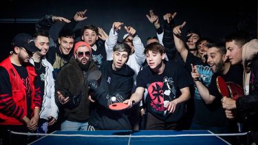 El tema está acompañado por un videoclip disponible en las plataformas digitales, dirigido por Ballve, en el que aparecen Londra y Joaqo con sus amigos disfrutando de una noche divertida.