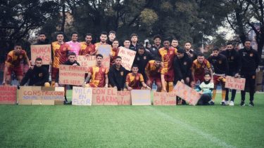 El capitán de Villa Española, Sebastián 'Bigote' López, anunció su retiro luego de recibir amenazas de muerte por parte de la barra.