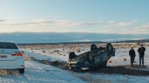 Imagen de Por la presencia de hielo en la calzada, una pick up se despistó y volcó en la ruta 23
