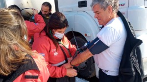 Asisten a camioneros varados en Las Lajas ante el cierre de Pino hachado: sumaron equipos de salud