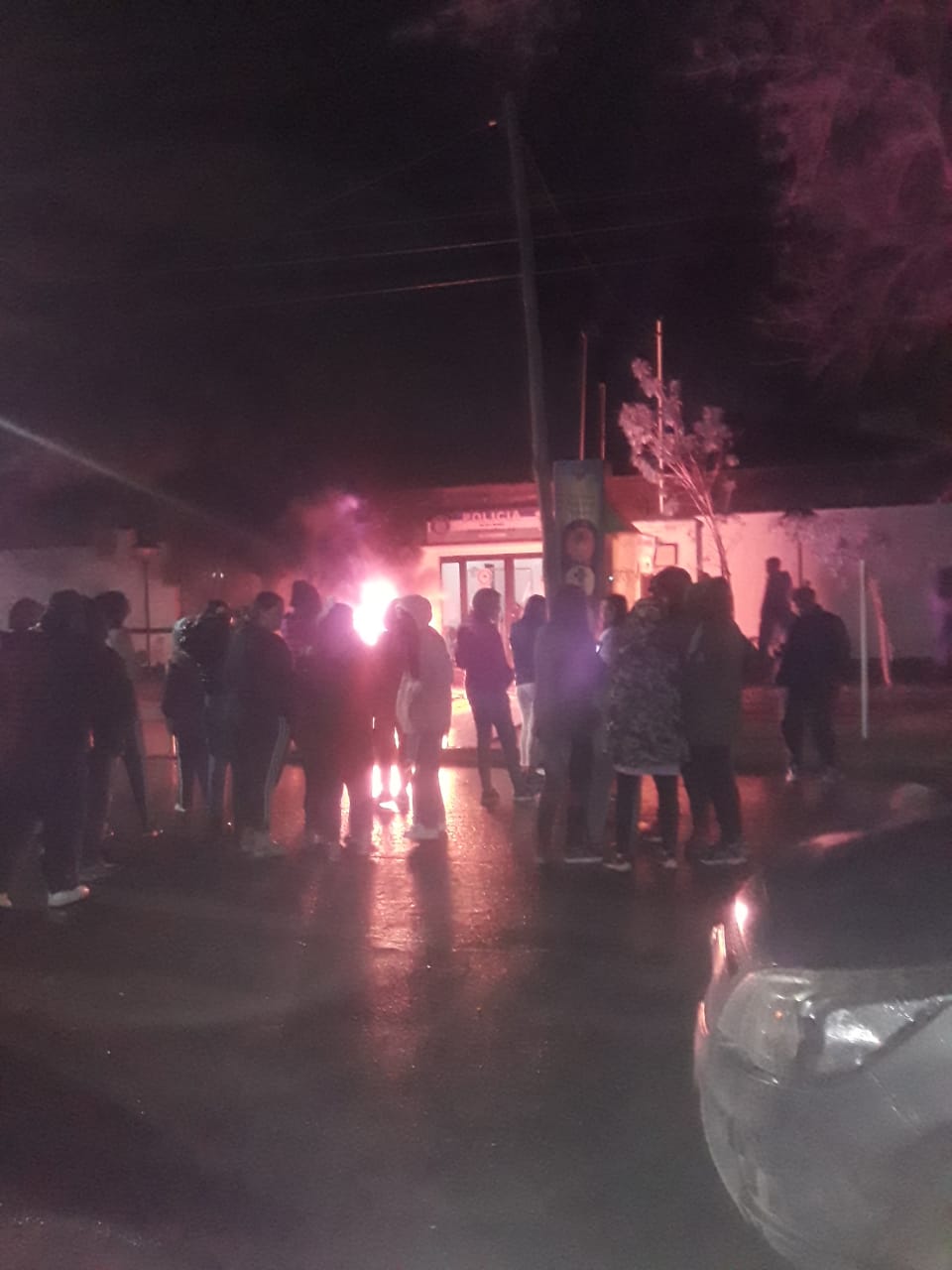 Los manifestantes se concentraron frente a la comisaría de Villa Manzano para rechazar la presencia del acusado del femicidio de Patricia. (Gentileza).-