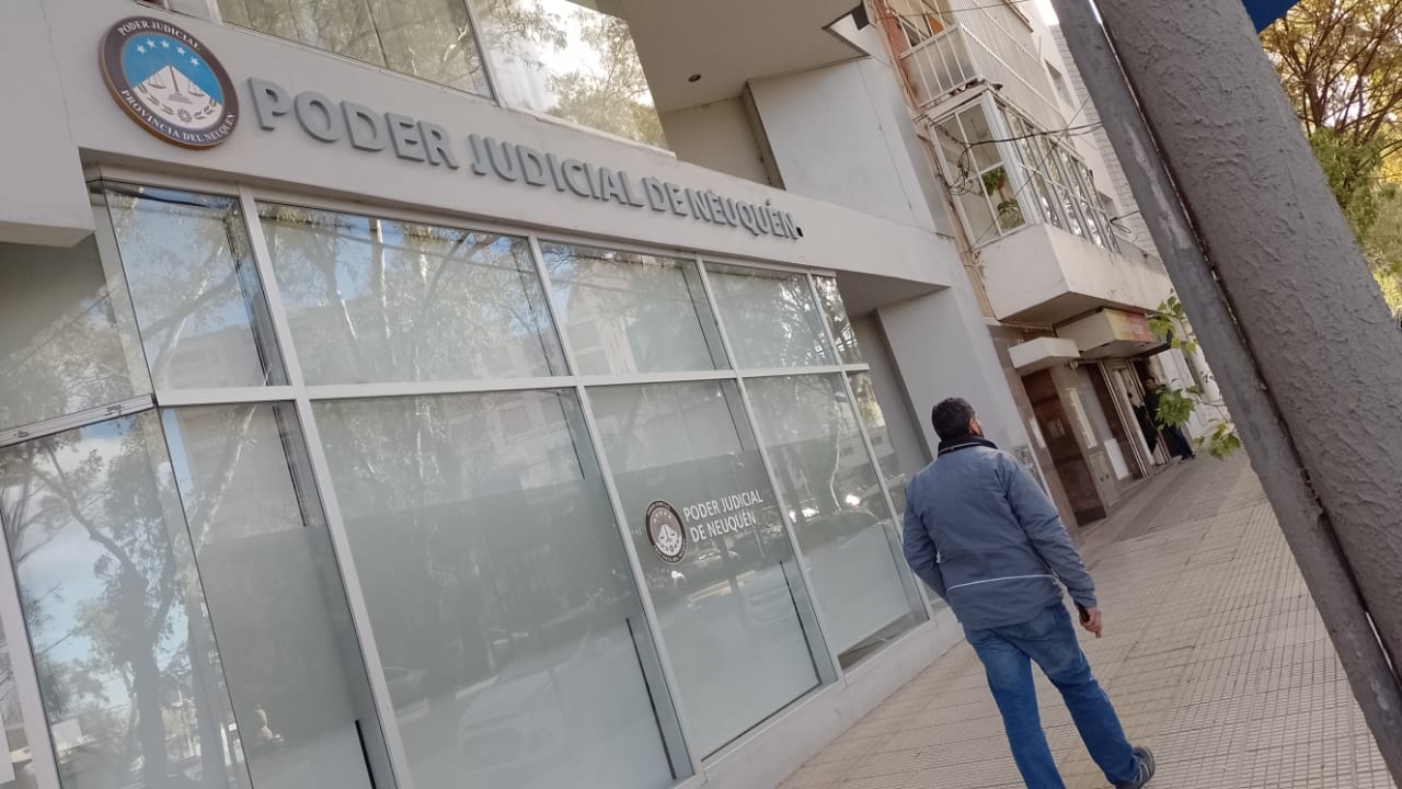 La sentencia la firmó la jueza civil Ana Mendos. Dijo que debe otorgársele la certificación "a modo de homenaje institucional". Foto Yamil Regules.