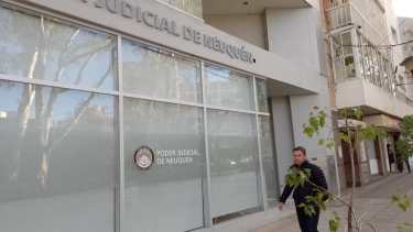 El juzgado civil 1 admitió el amparo presentado por la oposicion a la lista oficialista en Calf (foto Yamil Regules )