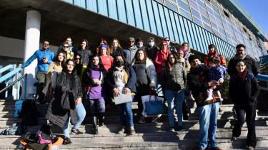 La comunidad del CPEM 34 organizó una marcha a Educación para reclamar que finalicen las obras. (Foto Matías Subat).-