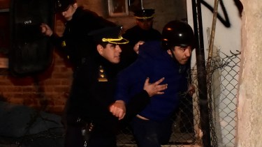 Así se llevaban al docente del Jardín 31  de Neuquén. Foto: Yamil Regules.