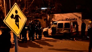 Video: incidentes afuera de la casa del docente acusado de abuso en un jardín de infantes de Neuquén