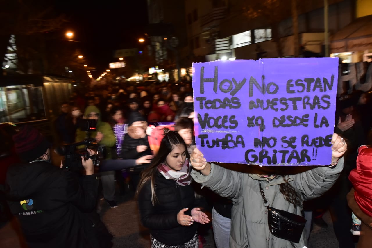 Una gran columna de gente marchó por Cipolletti pidiendo justicia por el crimen de Agustina Fernández. Foto Yamil Regules