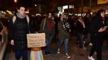 La manifestación pasó por fuera de la Municipalidad de Cipolleti . Foto Yamil Regules