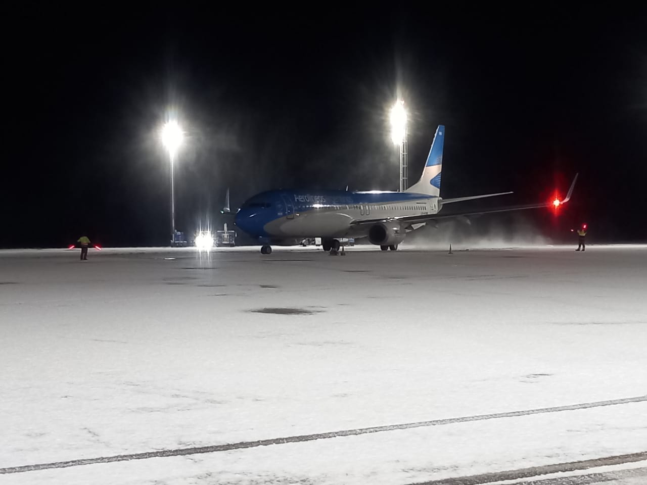 La llegada del vuelo estaba previsto para las 6:50 pero se retrasó una hora debido a las condiciones climáticas. Foto: Gentileza municipalidad de San Martín de los Andes. 
