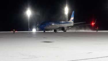 La llegada del vuelo estaba previsto para las 6:50 pero se retrasó una hora debido a las condiciones climáticas. Foto: Gentileza municipalidad de San Martín de los Andes. 