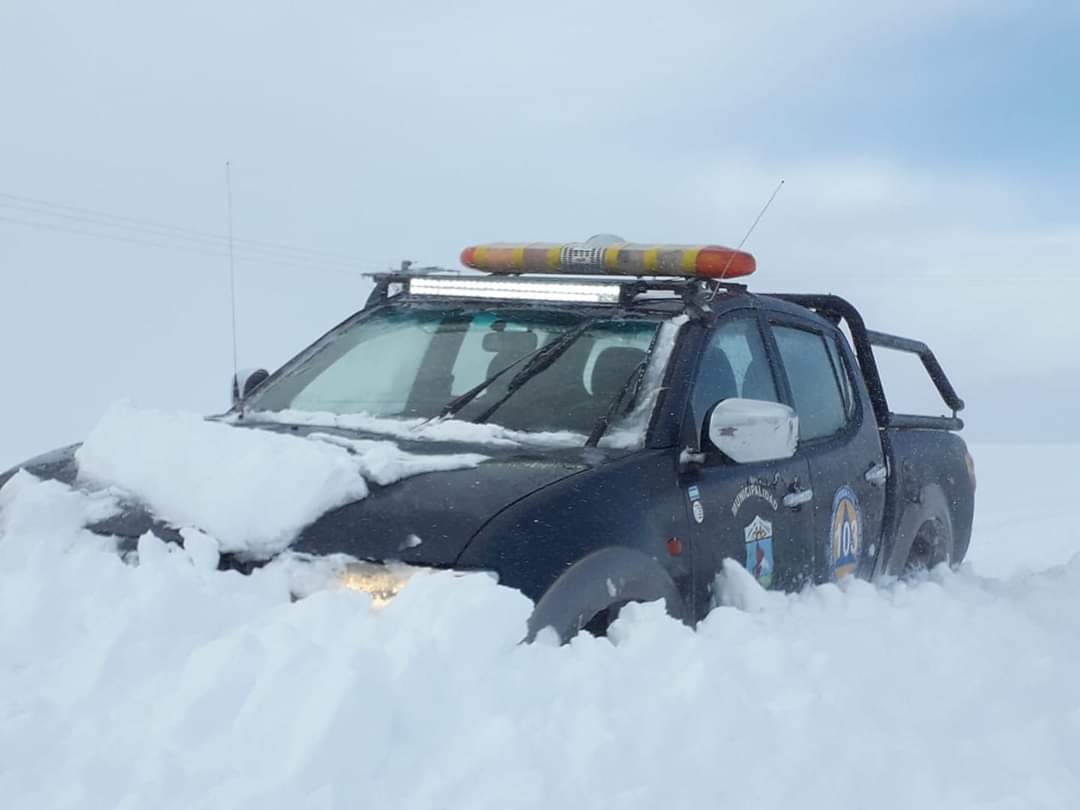 Hay tramos de lasa rutas de Neuquén con acumulación de nieve y hielo. Foto: Gentileza Facebook Subsecretaría de Defensa Civil y Protección Ciudadana