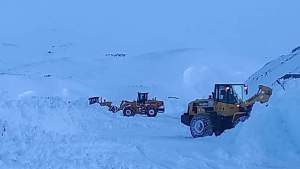 Video: Así despejan los bardones de nieve de ocho metros en Pino Hachado