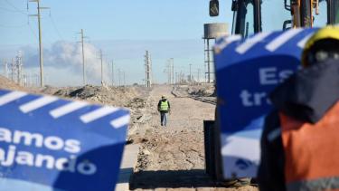 La empresa ARCO comenzó los trabajos de compactación para asfaltar luego la avenida Soldi (foto Matías Subat)