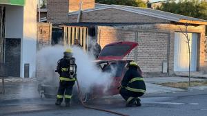 Bomberos de Roca apagaron un principio de incendio de un auto