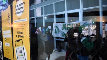 Entre las medidas, se bloqueó el edificio del IJAN en Neuquén. Foto: Matías Subat