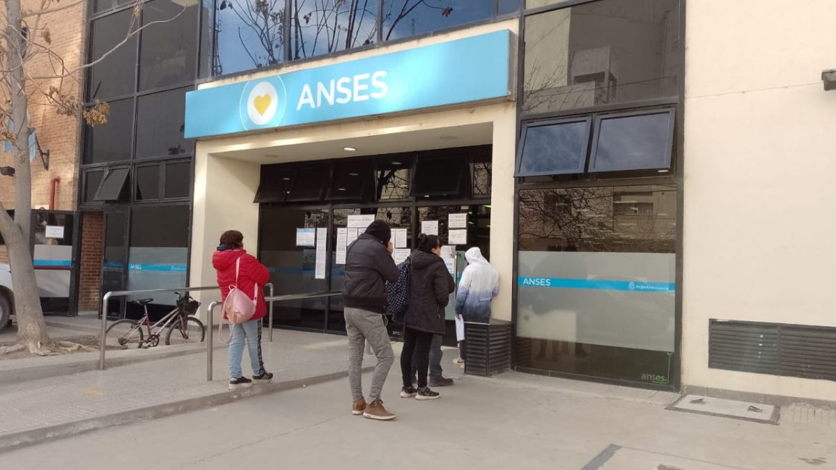 A través de la plataforma virtual se pueden realizar distintos trámites en ANSES. (Foto Yamil Regules).-
