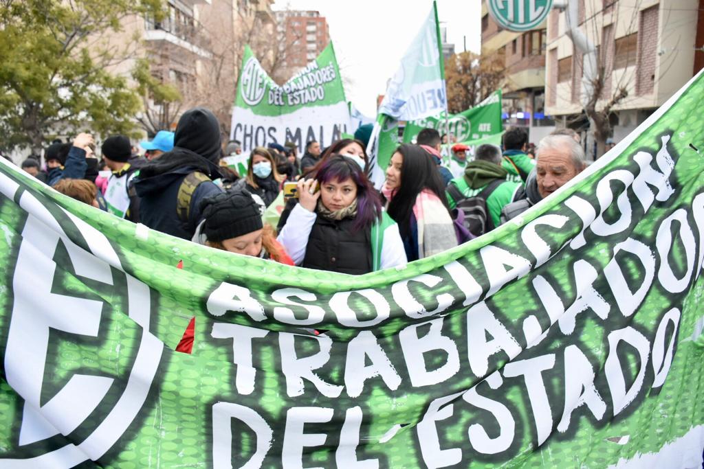 Los estatales de Neuquén marcharon hasta Casa de Gobierno. Foto: Matías Subat