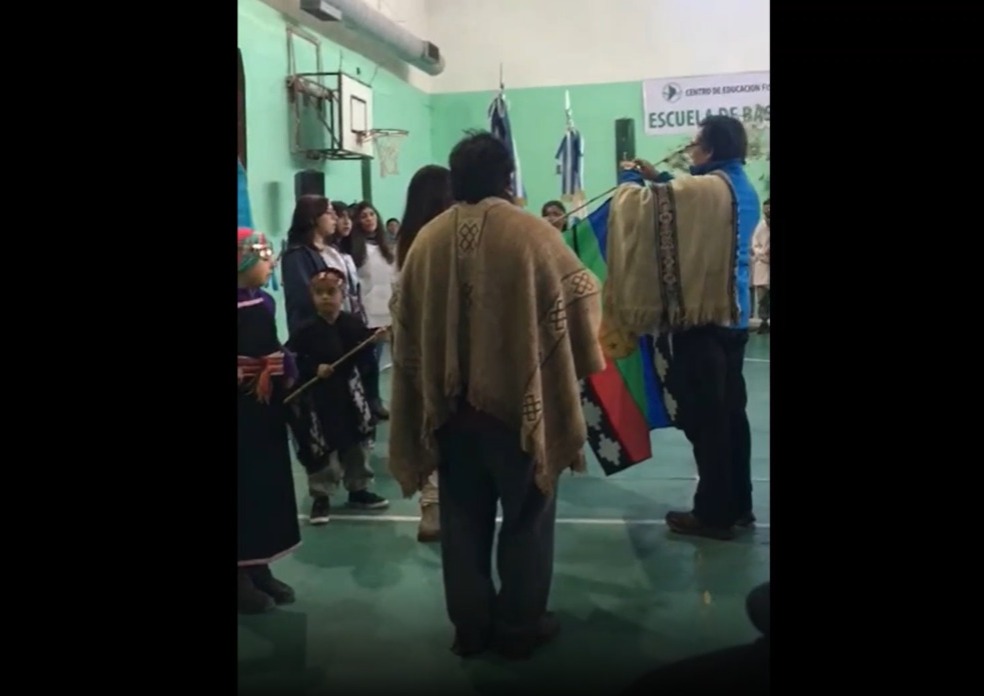 Izaron la bandera Mapuche en una Escuela de San Martín de los Andes. Foto captura