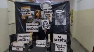 Se disfrazaron de Arabela Carreras en una protesta por «salarios dignos» en el hospital de Roca