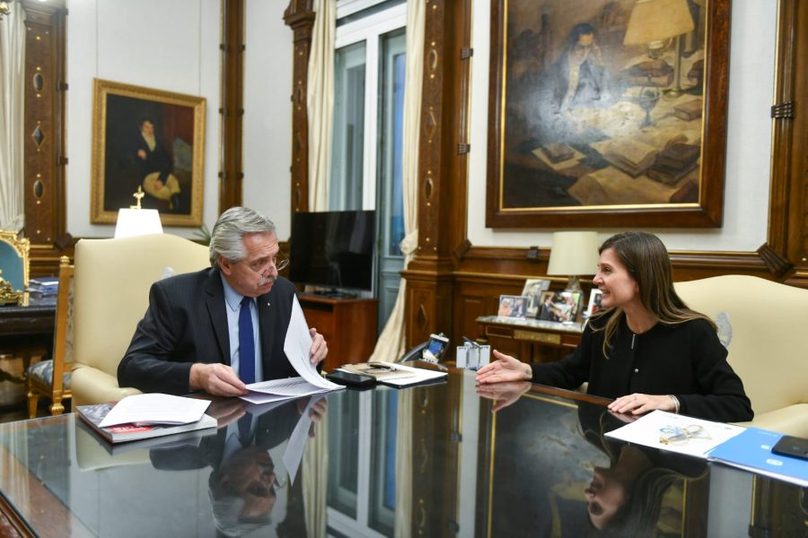 La decisión de Alberto Fernández fue acompañada por Fernanda Raverta, titular de Anses. Foto: Presidencia de la Nación.-