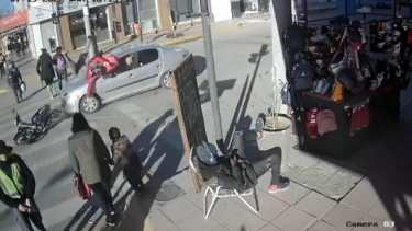 Video: un repartidor fue embestido en el centro de Neuquén por un auto