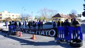 Trabajadores de la Cooperativa 1° de Mayo cortaron la calle 9 de Julio en Roca