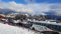 Imagen de Camino a Chapelco colapsado: buscan ordenar el estacionamiento y exigen cadenas