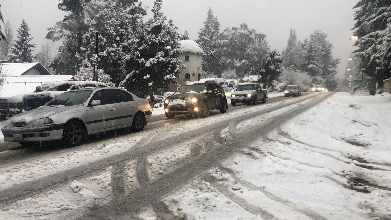 La avenida Bustillo colmada de autos y nieve. Solicitan precaución para ciucclar. Hay despistes. Foto: Chino Leiva