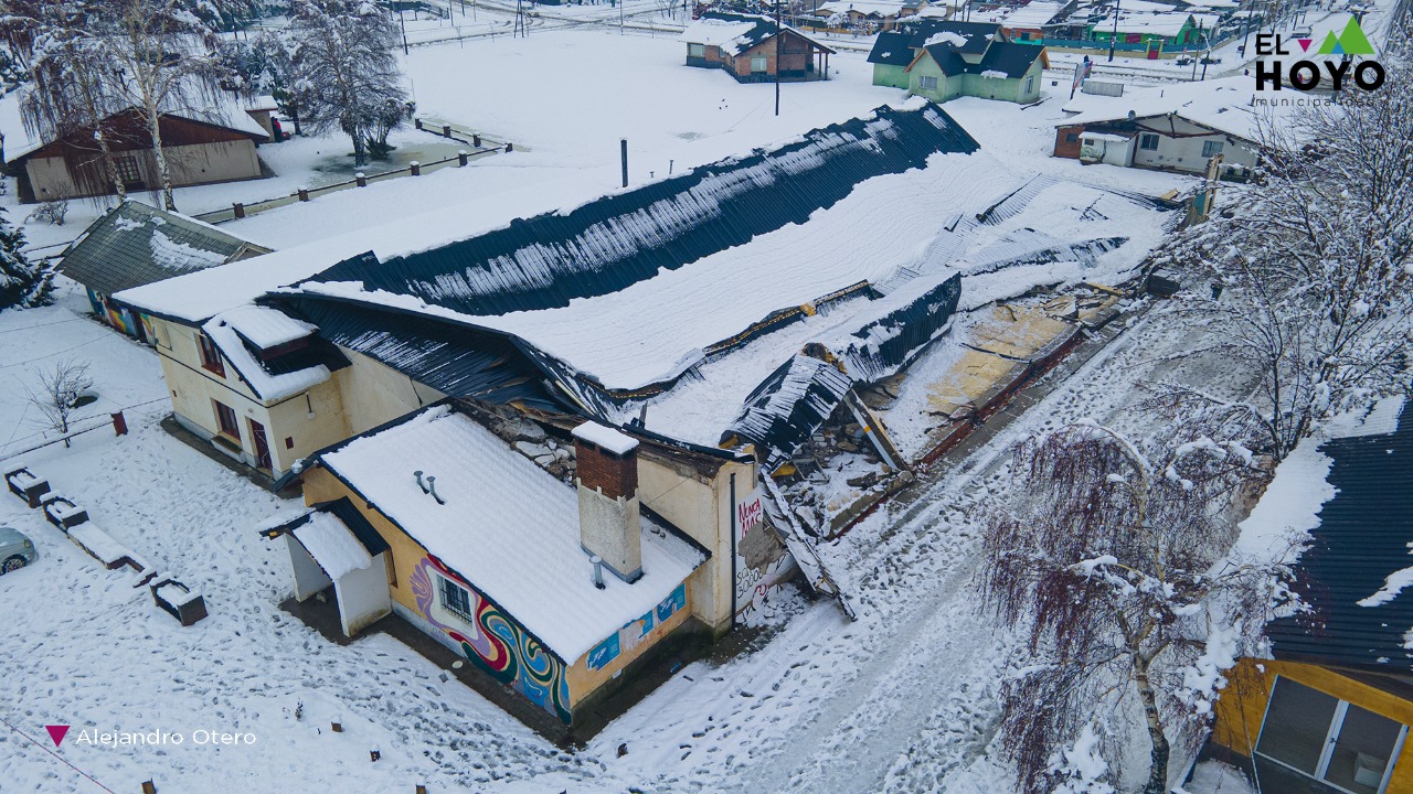 El gimnasio municipal de El Hoyo, en Chubut, quedó destruido por la nieve. Gentileza