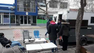  A las 12 comenzaron a acampar frente a la Unidad Regional Segunda en Roca. Foto Benjamín Ríos
