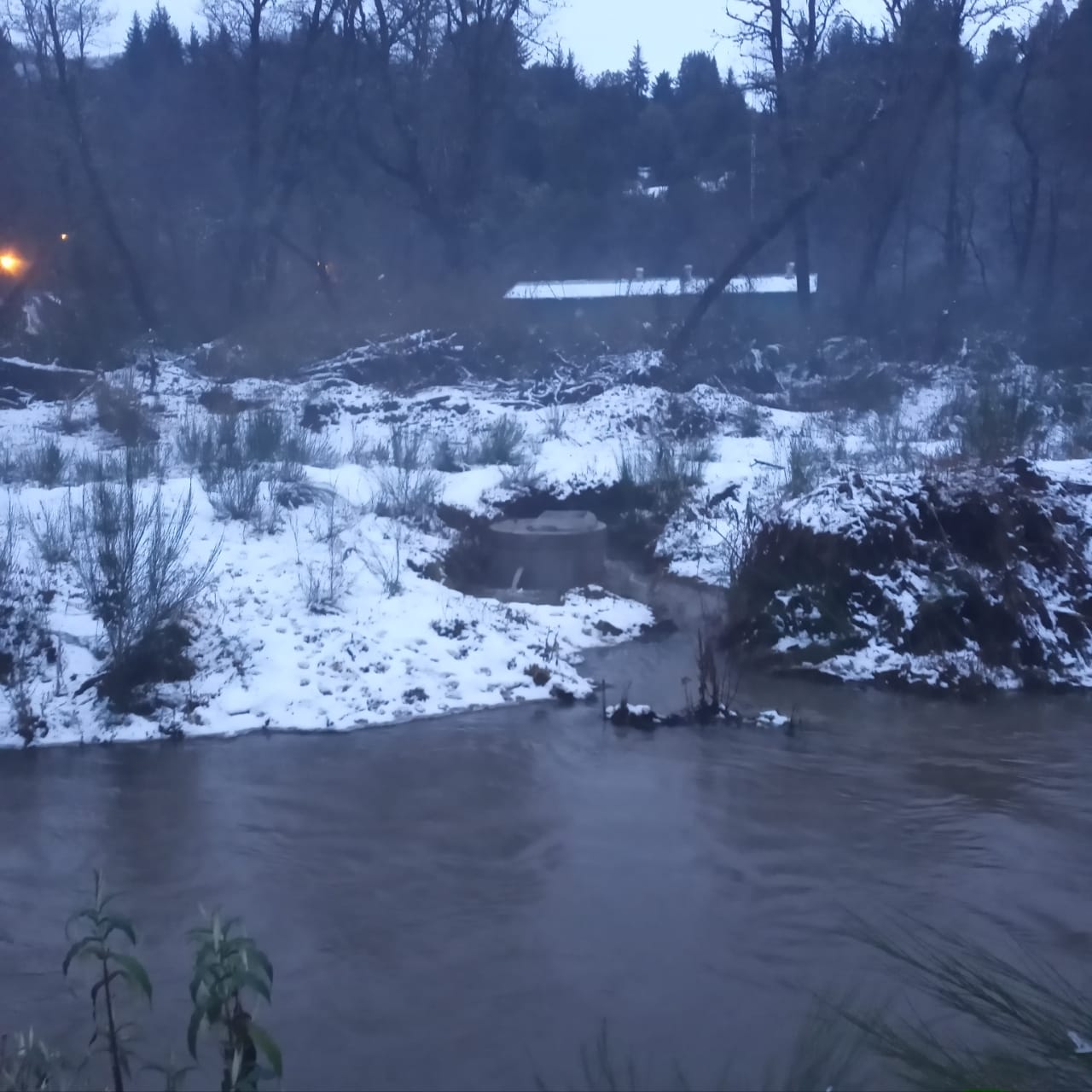 Vecinos denunciaron que se vertieron efluentes cloacales en el arroyo Las Piedritas por cinco días. Foto: Gentileza.