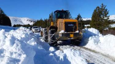 Equipos de vialidad realizan tareas de despeje en Neuquén. Foto: Gentileza Facebook Dirección Provincial de Vialidad de Neuquén, 
