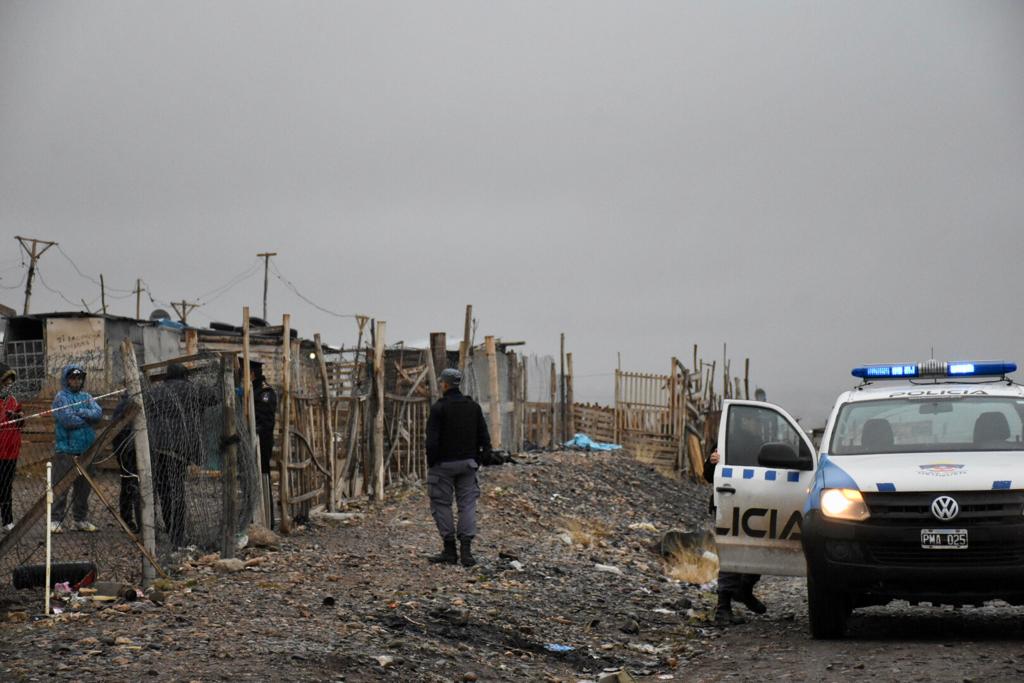 Investigan el homicidio en la toma Casimiro Gómez de Neuquén. Foto: Matías Subat