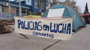 Sigue el acampe policial frente a la Unidad Regional II en Roca, por salarios