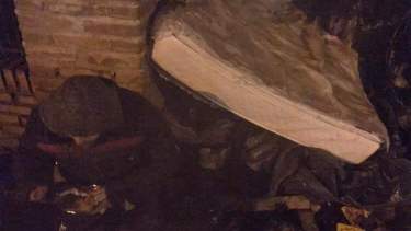 Un hombre le robó un colchón a una persona en situación de calle y los vecinos se unieron para que se lo devuelvan. Foto: Gentileza Facebook Fm Cordillerana 99.5- Junín de los Andes