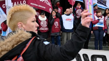 Los gremios ATE, Unter y Asspur confluyeron este mediodía en una manifestación en el Centro Cívico. Foto: Chino Leiva