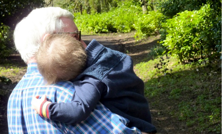 Los abuelos cumplen un rol fundamental en el crecimiento de los nietos. Foto archivo.
