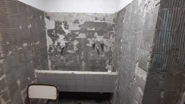 Los sanitarios están sin azulejos y con revoque a la vista en la Escuela 315. Las clases se dictaron igual. Foto: Gentileza