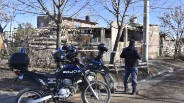 La vivienda donde ocurrió el hecho se encuentra con custodia policial. Foto Yamil Regules.