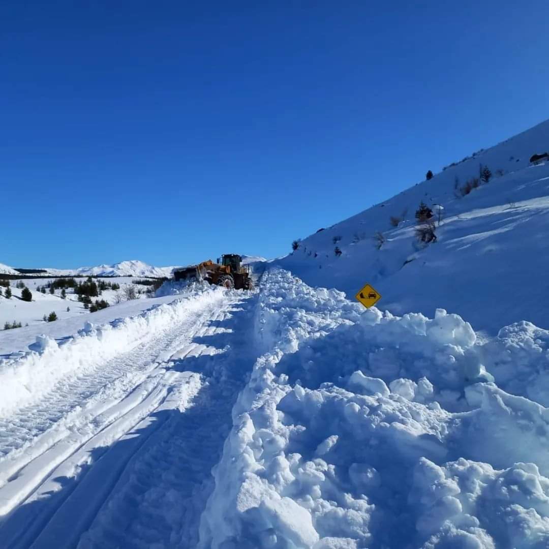 Hay caminos con acumulación de nieve y barro en Neuquén. Foto: Facebook Dirección Provincial de Vialidad Neuquén.