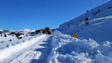 Hay caminos con acumulación de nieve y barro en Neuquén. Foto: Facebook Dirección Provincial de Vialidad Neuquén.