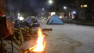Policías mudaron el acampe frente a la Comisaría Tercera de Roca