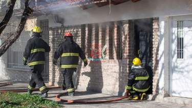 Los bomberos trabajaron en la vivienda para controlar el fuego y evitar su propagación. Fotos: Prensa Bomberos Voluntarios.